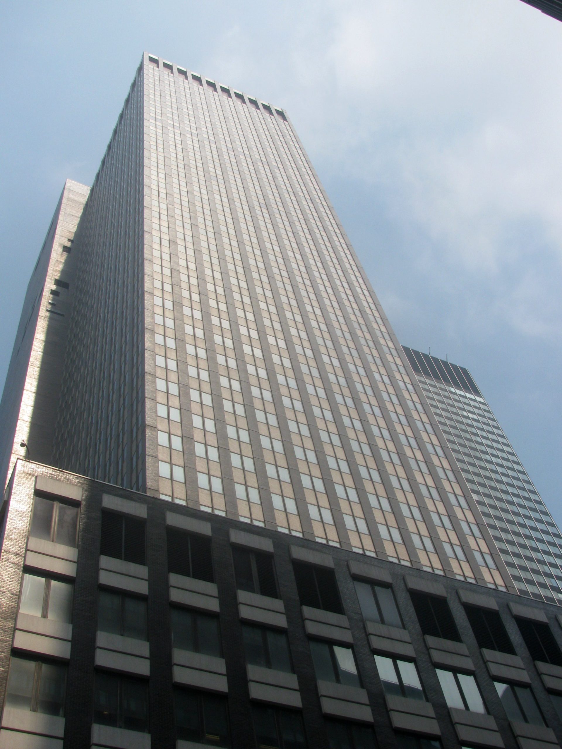 245 Park Avenue in Midtown Manhattan, photographed 2011 before its current facade and lobby renovation